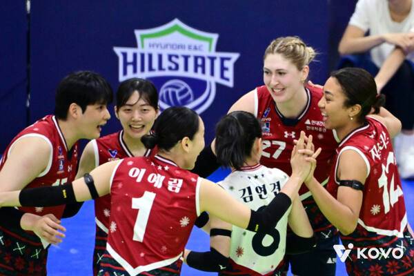 여자 프로배구 수원 현대건설이 외곽서 카리, 중앙서 양효진·김희진 등의 맹활약에 힘입어 3연승 상승세를 달리고 있다. KOVO 제공