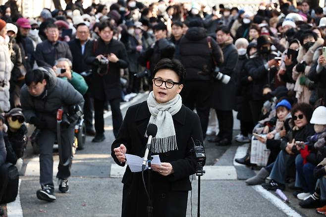 한동훈 전 국민의힘 대표가 지난 3일 서울 여의도 국회도서관 앞 쪽문에서 12ㆍ3 비상계엄 1주년 관련 기자회견을 하고 있다. [연합뉴스]