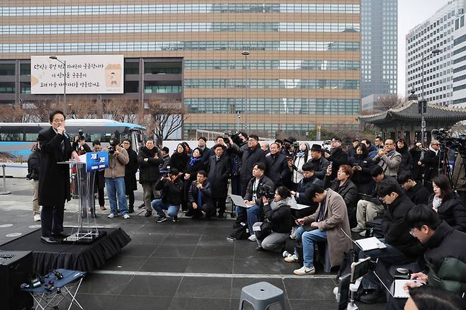 박주민 더불어민주당의원이 11일 서울 종로구 광화문광장에서 서울시장 출마 선언을 하고 있다. [연합뉴스]