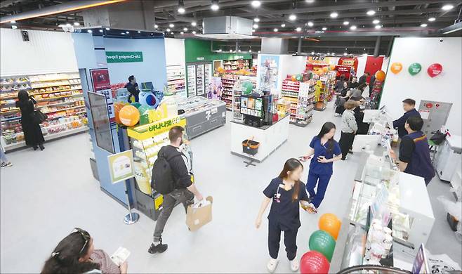 세븐일레븐은 차세대 콘셉트 가맹 모델 ‘뉴웨이브’로 위기 돌파에 나섰다. 사진은 뉴웨이브 명동점. (세븐일레븐 제공)