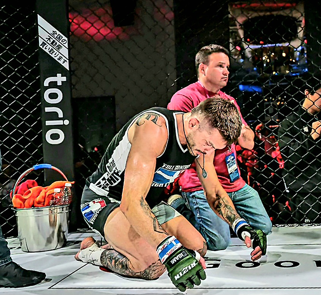 UFC 출신 조니 케이스가 2025년 5월 인천광역시 파라다이스시티 라이진 월드시리즈 코리아 제9경기 시작 전 관중 1620명 및 시청자에게 71㎏ 계체 330g 초과를 사과하고 있다. 사진=RIZIN FF