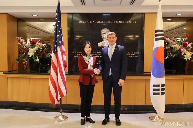 (서울=뉴스1) = 김진아 외교부 제2차관이 지난 10일(현지시간) 미국 워싱턴에서 열린 '제10차 한미 고위급 경제협의회'에서 제이콥 헬버그 미 국무부 경제차관과 기념 촬영하고 있다. (외교부 제공. 재판매 및 DB 금지)  2025.12.11/뉴스1  Copyright (C) 뉴스1. All rights reserved. 무단 전재 및 재배포,  AI학습 이용 금지.