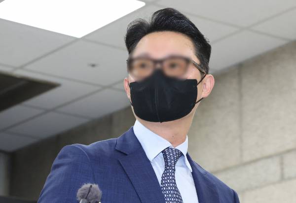 건진법사 전성배씨를 통해 김건희 여사에게 고가 선물을 전달하고 통일교의 현안을 청탁한 의혹을 받는 윤영호 전 세계평화통일가정연합(통일교) 세계본부장이 '플리바게닝' 제도를 노린 것 아니냐는 분석이 나오고 있다. 사진은 지난 7월30일 오전 윤 전 본부장이 서울 서초구 서울중앙지방법원에서 열린 구속 전 피의자 심문(영장실질심사)에 출석하고 있는 모습. /사진=뉴시스