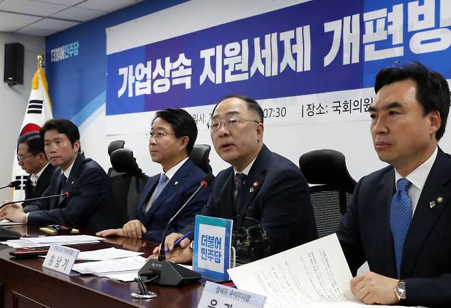 전문가들은 상속세 부담이 해소되지 않을 경우 기업의 선택지는 결국 ▲국내 기업의 사모펀드(PEF)로의 매각 ▲해외 이전 ▲적대적 인수·합병(M&A) 노출 확대 등으로 귀결될 수밖에 없어 실효성 있는 가업상속공제 제도 마련이 시급하다고 지적한다. 사진은 2019년 서울 여의도 국회에서 열린 '가업상속 지원세제 개편방안 당정협의'가 진행되는 모습. /사진=뉴스1