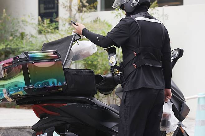 서울 강남구에서 배달하는 라이더들 모습 [연합]