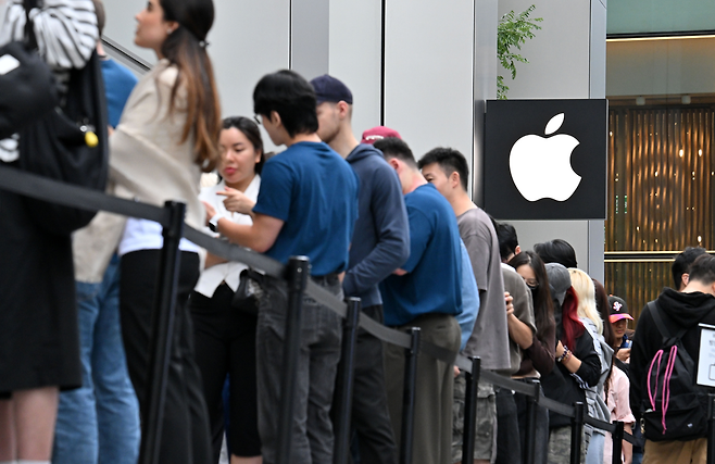 애플 아이폰17 시리즈가 국내 공식 출시된 지난 10월 서울 중구 명동 애플스토어 입구에 고객들이 입장을 기다리고 있다. 임세준 기자