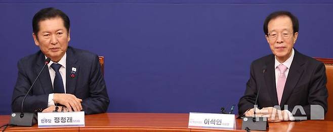 [서울=뉴시스] 조성봉 기자 = 정청래 더불어민주당 대표가 11일 오전 서울 여의도 국회에서 이석연 국민통합위원장을 접견하며 인사말을 하고 있다. 2025.12.11. suncho21@newsis.com