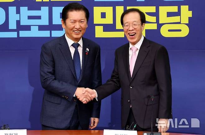 [서울=뉴시스] 조성봉 기자 = 정청래 더불어민주당 대표가 11일 오전 서울 여의도 국회에서 이석연 국민통합위원장을 접견하며 악수를 하고 있다. 2025.12.11. suncho21@newsis.com