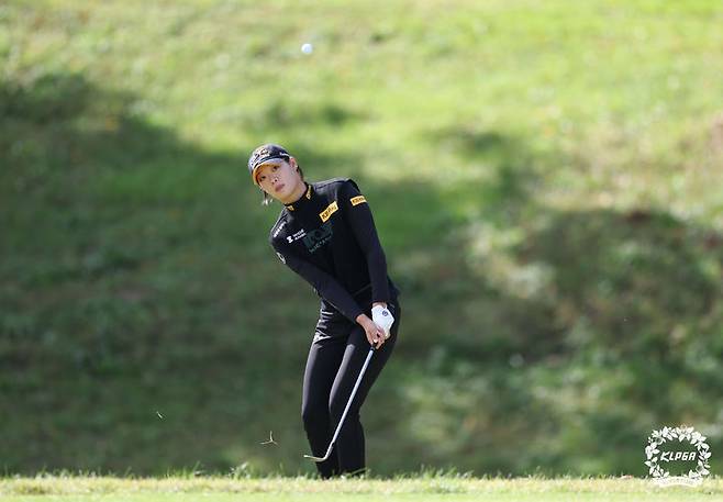 [서울=뉴시스] 16일 경기 양주 레이크우드CC에서 열린 상상인·한경 와우넷 오픈 2025 1라운드 3번홀에서 방신실이 칩샷을 하고 있다. (사진=KLPGA 제공) 2025.10.16. photo@newsis.com *재판매 및 DB 금지