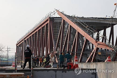 광주대표도서관 공사 현장 붕괴 (광주=연합뉴스) 조남수 기자 = 11일 광주 서구 광주대표도서관 공사 현장에서 철골 구조물이 붕괴돼 있다. 2025.12.11 iso64@yna.co.kr