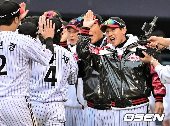 [OSEN=잠실, 박준형 기자] 한 달 가까이 쉰 정규시즌 1위팀이 한국시리즈 1차전에서 이렇게 맹타를 휘두른 경기가 있었나. LG가 시리즈 기선을 제대로 제압하고 우승확률 73.2%를 따냈다.&nbsp;프로야구 LG 트윈스는 26일 서울 잠실구장에서 열린 2025 신한 SOL뱅크 KBO 한국시리즈(7전 4선승제) 한화 이글스와의 1차전에서 8-2로 승리했다.&nbsp;경기종료후 LG 염경엽 감독이 신민재와 하이파이브를 하고 있다.   2025.10.26 / soul1014@osen.co.kr