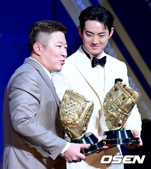 [OSEN=지형준 기자] 9일 오후 서울 송파구 잠실동 롯데호텔 월드에서 2025 신한은행 SOL 뱅크 KBO 골든글러브 시상식이 열렸다.KBO 골든글러브 시상식은 포지션별 최고의 선수를 가리는 자리로 올 시즌의 대미를 장식하는 자리다.&nbsp;한화 이글스&nbsp;폰세(투수), 두산 베어스&nbsp;양의지(포수), 삼성 라이온즈 디아즈(1루수), LG 트윈스 신민재(2루수), 키움 히어로즈 송성문(3루수), NC 다이노스 김주원(유격수), 삼성 라이온즈&nbsp;최형우(지명타자) 삼성 라이온즈 구자욱, KT 위즈 안현민(이상 외야수)가 황금장갑의 주인공이 됐다.&nbsp;올해 신설된 KBO 감독상은 통합 우승을 이끈 염경엽 LG 감독이 수상했다.&nbsp;삼성 최형우, 구자욱이 기념 촬영을 하고 있다. 2025.12.09 /jpnews@osen.co.kr