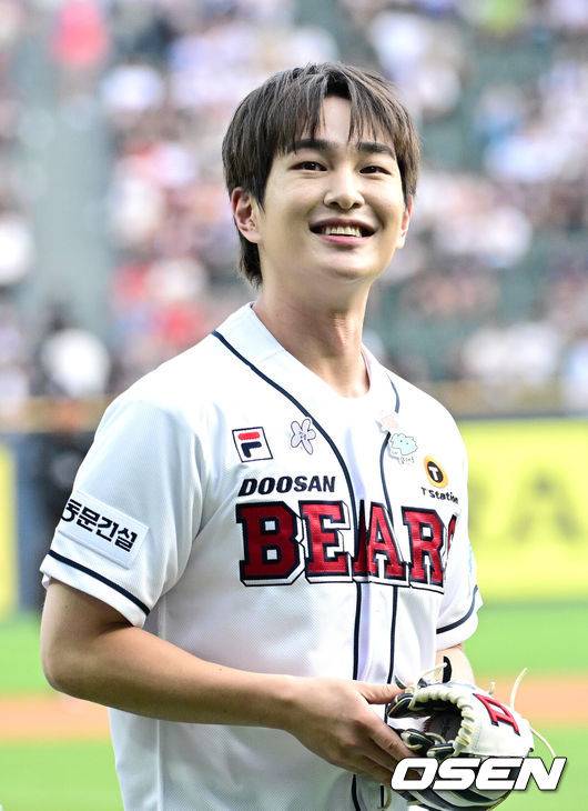 [OSEN=잠실, 최규한 기자] 31일 오후 서울 잠실야구장에서 ‘2024 신한은행 SOL Bank KBO리그’ 두산 베어스와 롯데 자이언츠의 경기가 열렸다.이날 홈팀 두산은 곽빈, 방문팀 롯데는 김진욱을 선발로 내세웠다.샤이니 온유가 시구자로 나서 공을 던진 뒤 그라운드를 나서며 미소짓고 있다. 2024.08.31 / dreamer@osen.co.kr