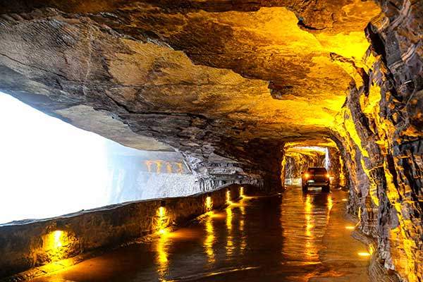 절벽장랑 내부. 차와 사람이 한데 섞여 오간다.