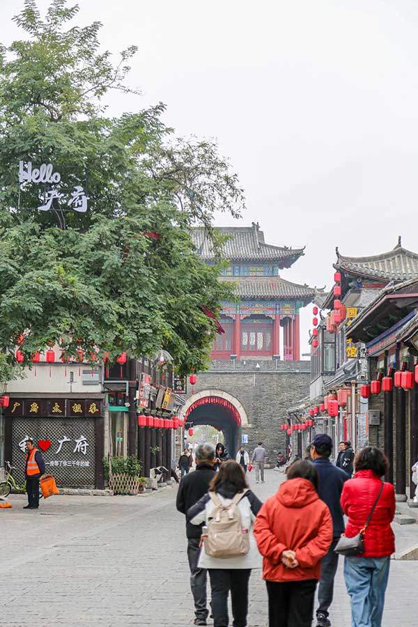 광부고성 내부. 중국 고성의 풍취가 잘 보존돼 있다. 그 풍취 속에 KFC같은 프랜차이즈 상점이 있는 모양도 재밌다.