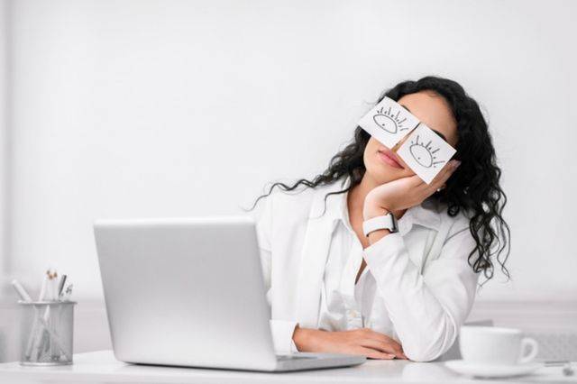 스마트폰 화면은 하루 수시간 보지만, 햇살은 10분도 맞지 않는다. ‘햇빛 비타민’의 결핍은 더 이상 노년의 문제가 아니다. 게티이미지