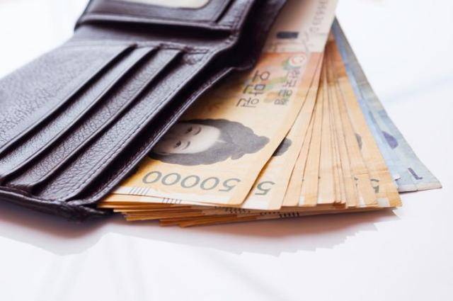 충북 농촌 지자체의 민생지원금 경쟁은 기본소득 시범사업의 파급력, 지역 간 형평성 문제, 인구소멸 위기, 정치적 계산 등이 복합적으로 맞물린 결과다. 게티이미지