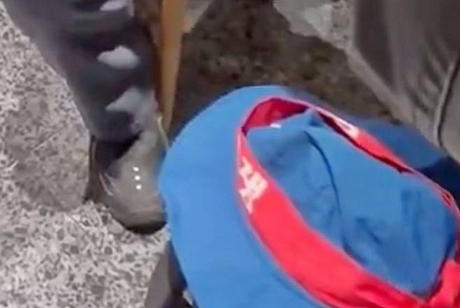 10일 저녁 7시쯤 쿠팡 사옥 앞 집회 참석 후 다른 금속노조 거제통영고성조선하청지회 조합원들과 저녁 식사를 위해 서울 송파구 롯데백화점 잠실점 식당가를 방문한 이김춘택 조선하청지회 사무장이 복장 규정을 들며 ‘노조 조끼’ 탈의를 요구하는 백화점 보안요원에게 항의하고 있다. 사진은 이날 조합원들이 소지한 ‘투쟁’ 모자. 2025.12.10 엑스