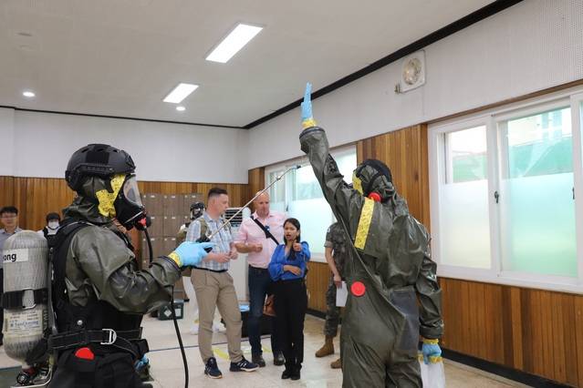 국군화생방방호사령부에서 화생방특수임무단 장병들이 화학무기금지기구(OPCW) 대표단 앞에서 대화생방테러작전수행절차 중 표본을 인계하기 위한 인원 제독 절차를 실현하고 있다. 사진 제공=국방부