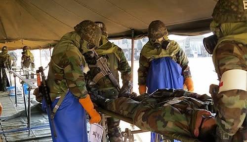 육군 대량 전·사상자 처치반이 화생방 공격으로 오염된 장병을 절차에 따라 제독하고 있다. 연합뉴스
