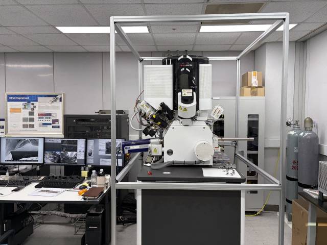 경기도 성남 KETI 신뢰성연구센터에서 최신 전자현미경이 우주 부품을 검사하고 있다. 사진제공=KETI