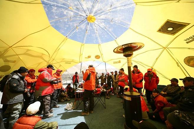 2008년 베이징올림픽 성화 봉송을 위해 히말라야 베이스캠프에 설치한 지름 8m의 코스모스 돔.