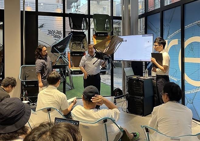 더 편한 캠핑의자에 대한 집념으로 2025년 선보인 ‘체어원 리’. 라 회장이 직접 의자를 들고 기능과 디자인을 설명하고 있다.