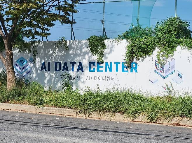 광주시가 정부의 700조원 규모 'K-반도체' 전략의 한 축인 '첨단 패키징' 산업 거점으로 육성된다. 수도권 중심의 반도체 산업을 남부권으로 확장하려는 정부의 구상에 따라 광주시는 AI(인공지능) 데이터센터와 연계한 '반도체 패키징 특화단지'로 도약할 전망이다.광주 북구 오룡동 'AI 데이터센터' ⓒ시사저널 정성환