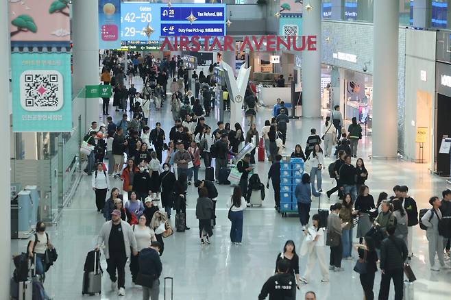 인천국제공항 제1여객터미널 내 면세구역에서 여행객들이 이동 및 쇼핑을 하고 있다. ⓒ연합뉴스