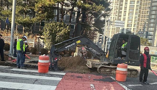 11일 아산시 배방읍 북수리 355-29 도로상에서 원인불명의 싱크홀 현상이 발생해 도로를 통제하고 원인 확인 중이다. ⓒ시사저널 박인옥