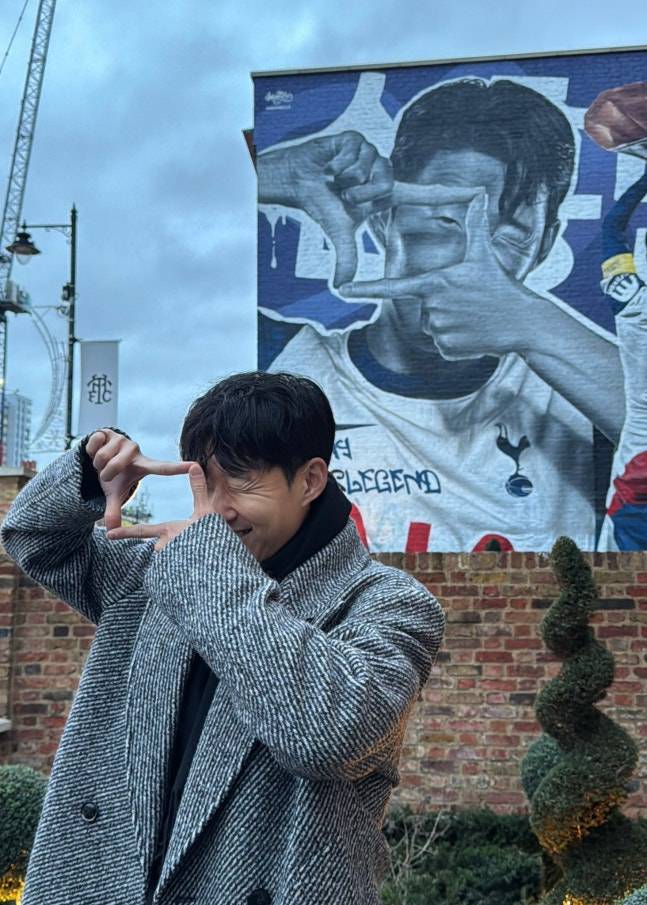 ▲ 토트넘은 “손흥민이 남긴 유산을 기념하기 위한 공식 벽화”라 발표했고 팬들은 이 소식과 함께 온라인상에서 “벽화만으로 부족하다. 동상을 세워라”라는 반응까지 쏟아냈다. 이미 팬들 사이에서 손흥민은 ‘아이콘’이며 구단 역사에 각인된 존재였다. ⓒ 토트넘 홋스퍼