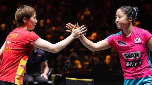 신유빈(오른쪽)과 인사하는 왕만위 [ITTF 홈피 캡처. 재판매 및 DB 금지]