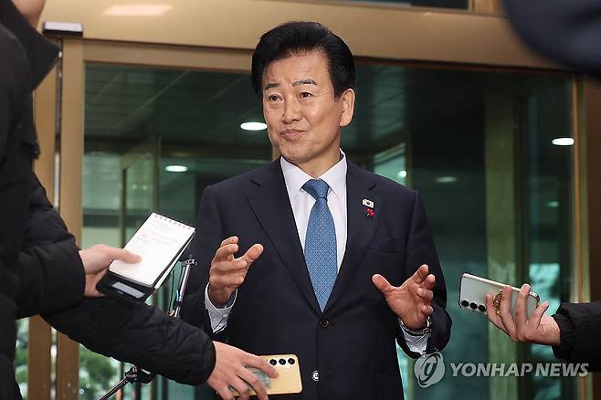 정 출근길에 취재진에 답변하는 정동영 통일부 장관 (서울=연합뉴스) 서대연 기자 = 정동영 통일부 장관이 11일 서울 종로구 정부서울청사로 들어서며 윤영호 전 통일부 세계본부장과 관계에 대해 입장을 밝히고 있다. 
    정 장관은 윤영호 전 통일교 세계본부장을 10분간 한 차례 만났을 뿐이라며, 윤 전 본부장이 특검에서 진술한 금품 제공 정치인에 자신이 포함됐다는 보도는 허위라고 이날 주장했다. 2025.12.11 dwise@yna.co.kr