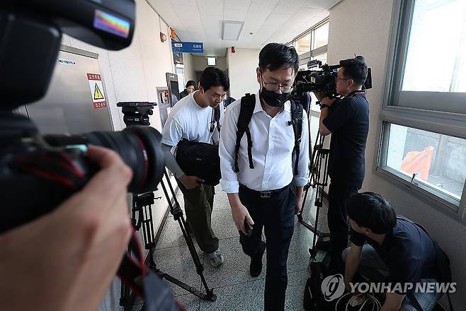 김건희 특검, 양평군청 도로과 압수수색 (양평=연합뉴스) 김성민 기자 = 김건희 여사의 의혹들을 수사하는 민중기 특별검사팀이 22일 '양평고속도로 노선변경 의혹'과 관련해 양평군청 등에 대한 압수수색에 나섰다. 이날 경기도 양평군 양평군청에서 특검 관계자들이 점심식사를 위해 도로과 사무실을 나서고 있다. 2025.8.22 ksm7976@yna.co.kr