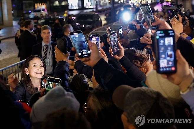 오슬로 호텔 앞에서 지지자들을 만난 마차도 [AFP=연합뉴스. 재판매 및 DB 금지]