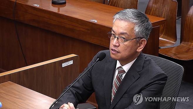 최상목 "계엄 못막아 송구" (서울=연합뉴스) 최상목 전 경제부총리 겸 기획재정부 장관이 한덕수 전 국무총리의 재판에 증인으로 나와 12·3 비상계엄 당일 윤석열 전 대통령을 만류했지만 윤 전 대통령이 "돌이킬 수 없다"고 했고, 한 전 총리가 직접 반대 의사를 표시하는 모습은 못 봤다고 증언했다. 사진은 17일 서울 서초구 서울중앙지법에서 열린 재판에서 발언하는 최상목 전 부총리 모습. 2025.11.18 [서울중앙지법 제공. 재판매 및 DB금지] photo@yna.co.kr