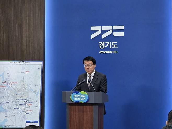 12일 김대순 경기도 행정2부지사가 경기도청 브리핑룸에서 '제2차 경기도 도시철도망 구축계획'을 발표하고 있다. 이명호기자