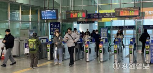 ◇전국철도노동조합이 총파업을 유보하기로 한 11일 오전 춘천역에서 승객들이 개찰구에서 빠져나오고 있다. 사진=손지찬 기자