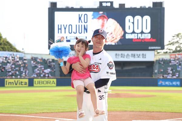 두산 고효준이 지난 26일 경기를 앞두고 딸과 함께 개인 통산 600경기 출장 기념 행사에 참여했다. (사진=두산)