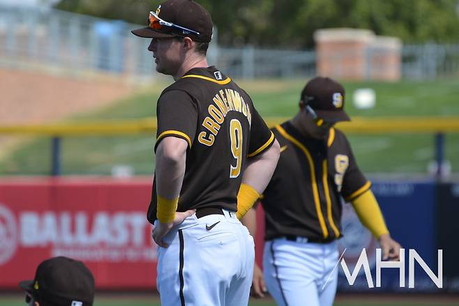 (제이크 크로넨워스. 그 뒤로 김하성의 모습도 보인다)