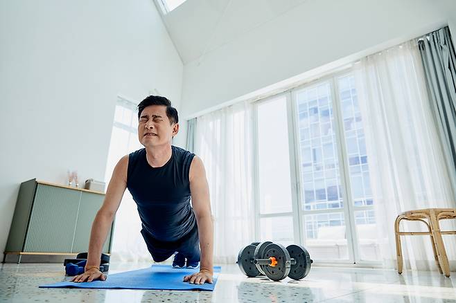 팔굽혀펴기는 간단하게 할 수 있으면서 근력 강화는 물론, 심혈관 건강과 체중 감량에도 도움이 되는 운동으로 꼽힌다. 사진=게티이미지뱅크