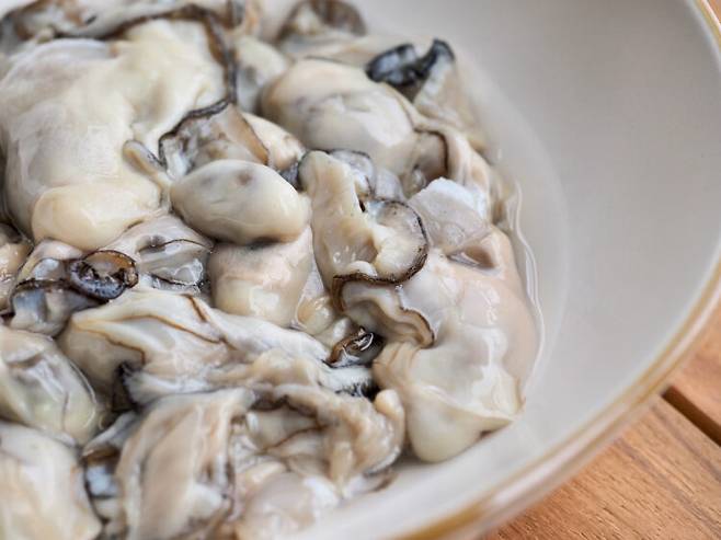 굴은 소금을 이용해 살살 흔든다는 느낌으로 문지르고 깨끗한 물에 헹궈야 한다. 사진=게티이미지뱅크