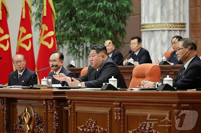 (평양 노동신문=뉴스1) = 북한 노동당 기관지 노동신문은 12일 "9일부터 11일까지 조선로동당 중앙위원회 제8기 제13차 전원회의 확대회의가 진행됐다＂고 보도했다. 당 중앙위원회 정치국은 김정은 당 총비서에게 전원회의 사회를 위임했다고 신문은 전했다. [국내에서만 사용가능. 재배포 금지. DB 금지. For Use Only in the Republic of Korea. Redistribution Prohibited] rodongphoto@news1.kr