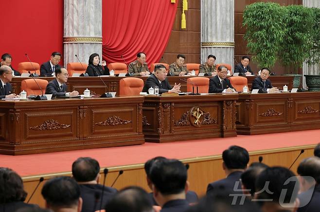 (평양 노동신문=뉴스1) = 북한 노동당 기관지 노동신문은 12일 "9일부터 11일까지 조선로동당 중앙위원회 제8기 제13차 전원회의 확대회의가 진행됐다＂고 보도했다. 당 중앙위원회 정치국은 김정은 당 총비서에게 전원회의 사회를 위임했다고 신문은 전했다. [국내에서만 사용가능. 재배포 금지. DB 금지. For Use Only in the Republic of Korea. Redistribution Prohibited] rodongphoto@news1.kr