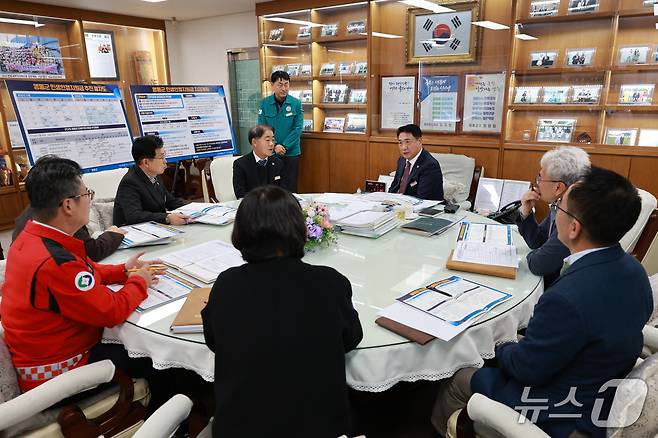 정영철 영동군수와 간부 공무원들이 민생안정지원금 지급과 관련한 회의를 하고 있다.(영동군 제공. 재판매 및 DB금지) /뉴스1