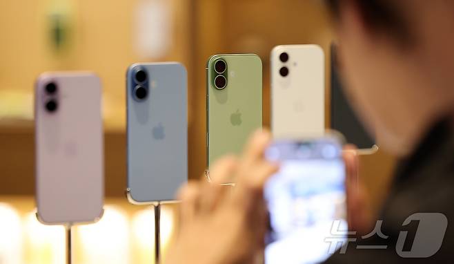 19일 오전 서울 중구 명동 애플스토어에서 한 시민이 이날 출시된 애플의 스마트폰 '아이폰17' 제품을 살펴보고 있다. 2025.9.19/뉴스1 ⓒ News1 김진환 기자
