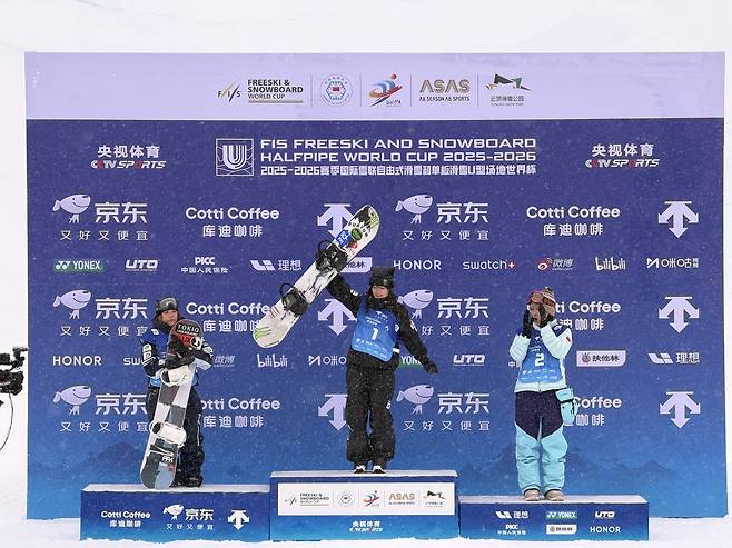 최가온(세화여고)이 FIS 스노보드 월드컵 여자 하프파이프에서 우승한 뒤 시상대에 오르고 있다. (대한스키-스노보드 연맹 제공)