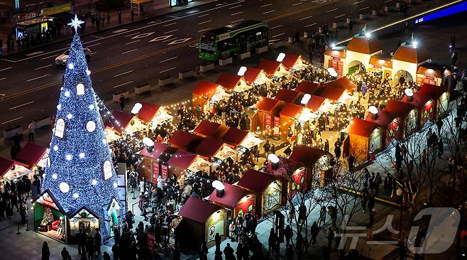 12일 오후 서울 세종대로 광화문광장에서 열린 ‘2025 서울윈터페스타’에서 광화문광장 마켓과 조형물들이 불을 밝히고 있다.  2025.12.12/뉴스1 ⓒ News1 김진환 기자