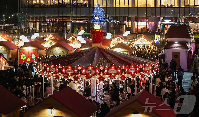 12일 오후 서울 세종대로 광화문광장에서 열린 ‘2025 서울윈터페스타’에서 광화문광장 마켓과 조형물들이 불을 밝히고 있다.  2025.12.12/뉴스1 ⓒ News1 김진환 기자