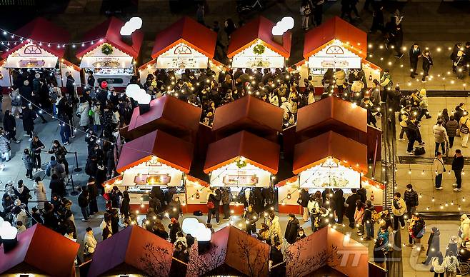 12일 오후 서울 세종대로 광화문광장에서 열린 ‘2025 서울윈터페스타’에서 광화문광장 마켓과 조형물들이 불을 밝히고 있다.  2025.12.12/뉴스1 ⓒ News1 김진환 기자